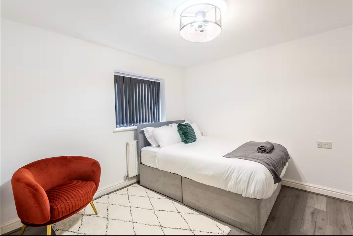 Coventry Station · Ensuite Room 1